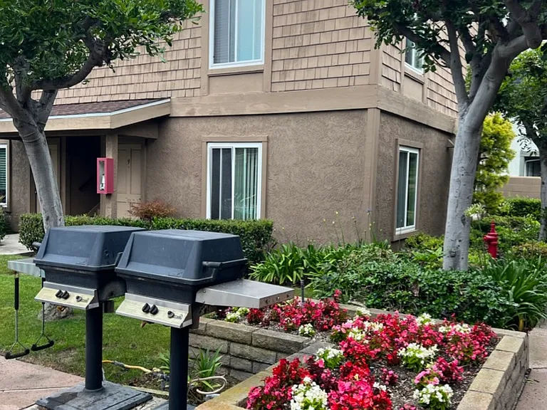 Sunset House Apartments — Photo 3
