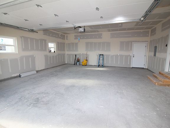 3rd image of 600 Mountain View Dr