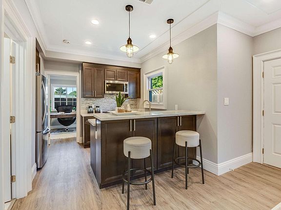 Kitchen with Breakfast Bar
