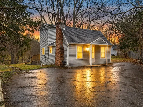 278 E Peterson Dr, Brighton, MI 48114