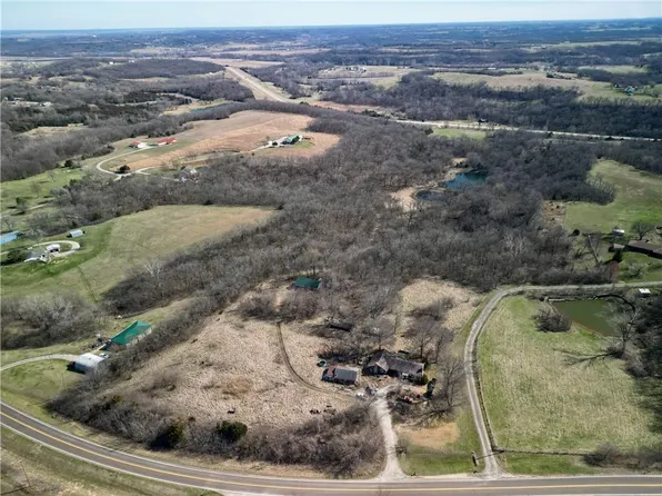 19209 Santa Fe Trl, Leavenworth, KS 66048