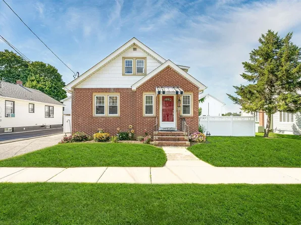 32 Herbert Avenue, Lindenhurst, NY 11757