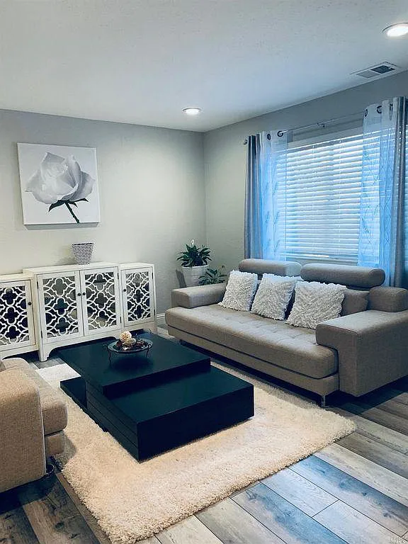 3 bed, 2.5 bath, 1576 sqft, $3,695 — Photo 4