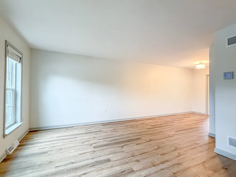 425 Deerfield Dr — Photo 3