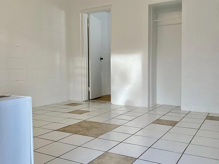 25 Woodlawn Ave #1-40 — Photo 5