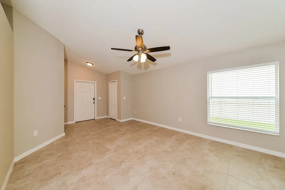 3 bed, 2.0 bath, 1340 sqft, $2,120 — Photo 3