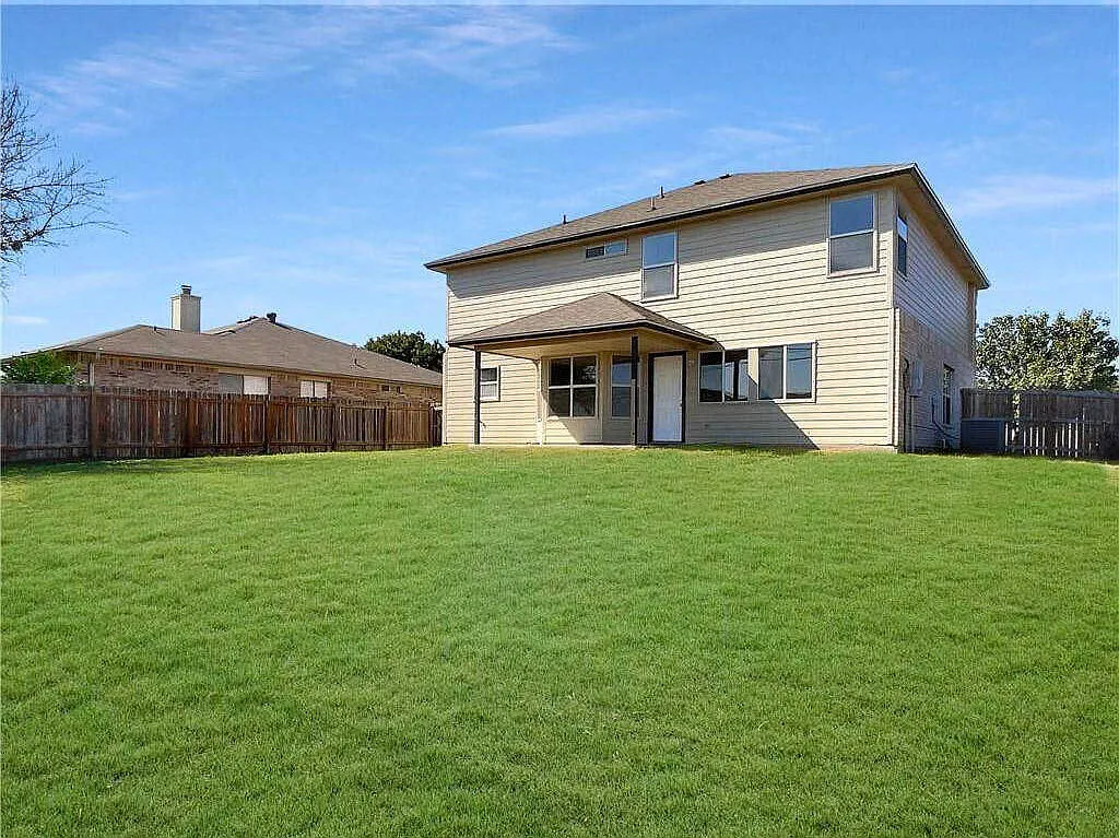 4 bed, 3.0 bath, 2555 sqft, $1,955 — Photo 2