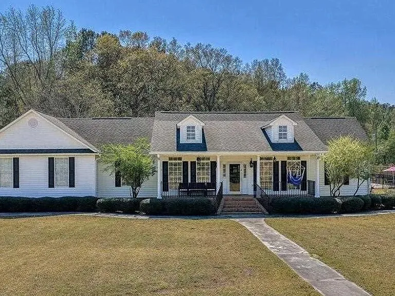 1032 Lynch Rd — Photo 1