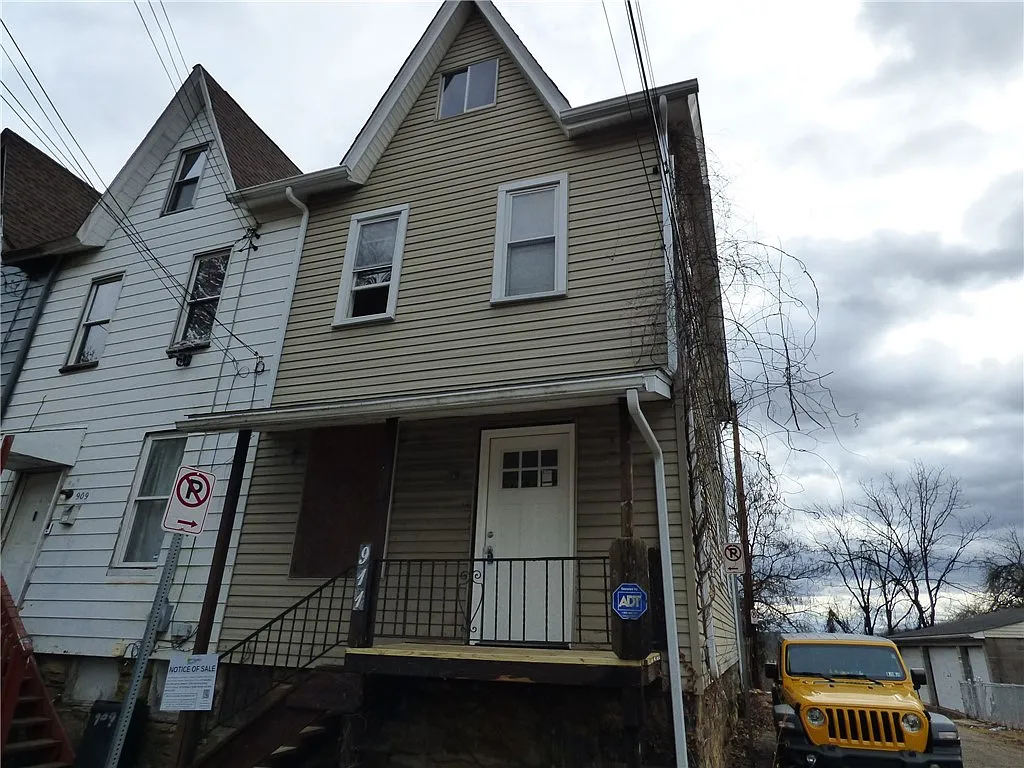911 Amherst St photo 1
