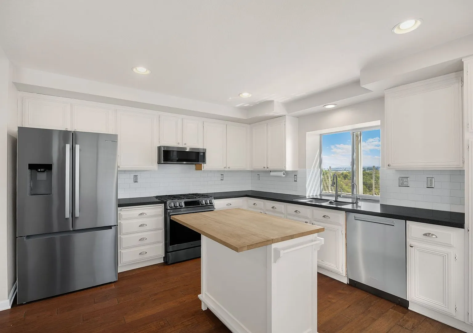 Gorgeous updated 3 Bed / 2.5 Bath w/ Amazing Views - North Corona — Photo 3