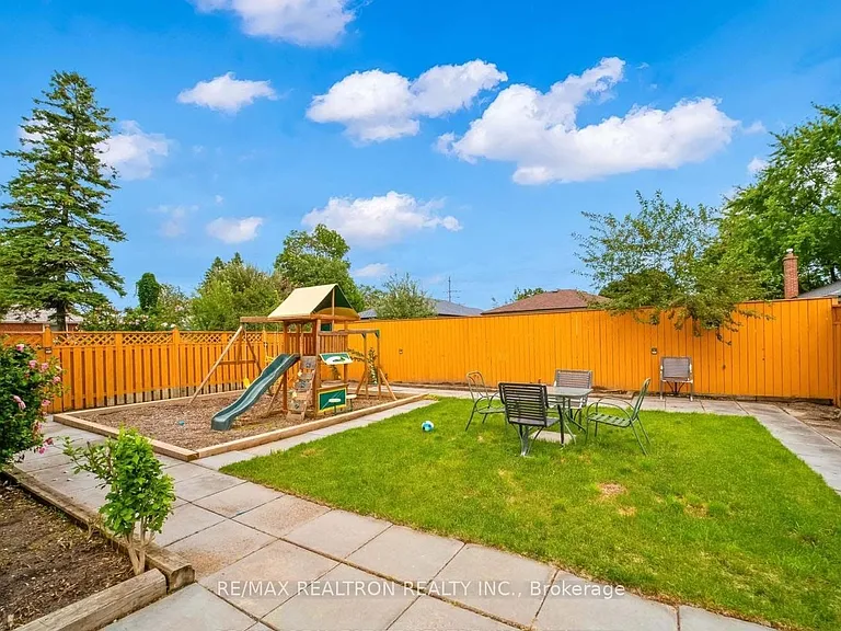 93 Mountland Dr #MAIN FLOOR — Photo 21