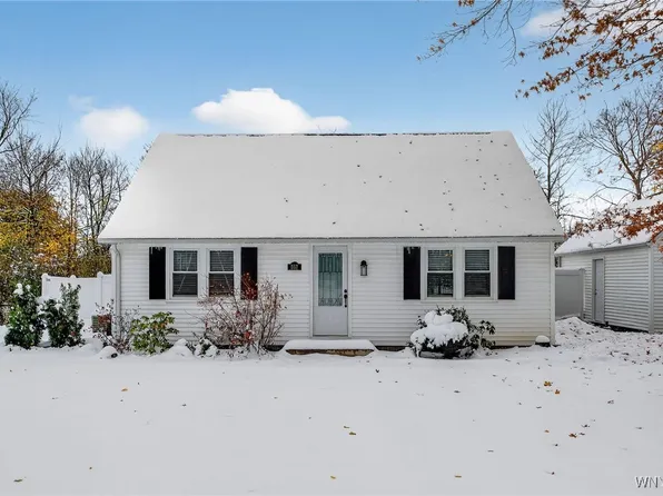 557 Meadowbrook Dr, Lewiston, NY 14092