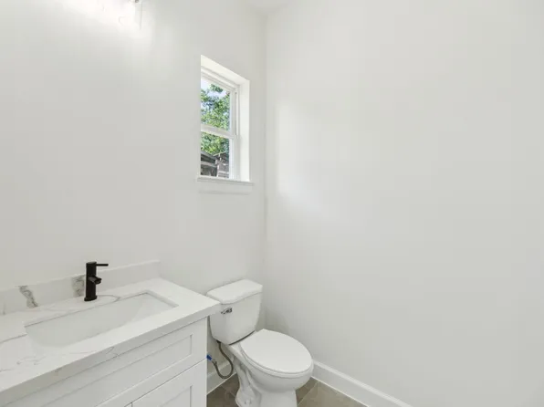418 Delaware St Cover view