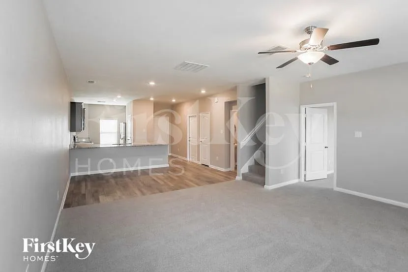 5 bed, 2.5 bath, 2701 sqft, $2,440 — Photo 2