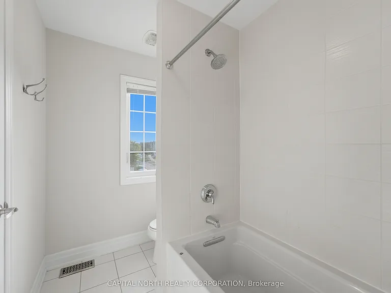18 Alex Campbell Cres — Photo 29