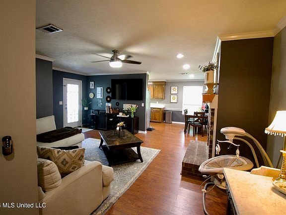 4th image of 625 Twin Harbor Pl