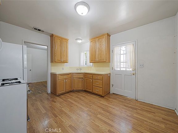 4th image of 1118 E Deodar St
