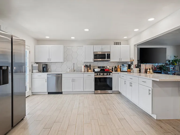 901 E Rose Ln — Photo 9