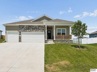 6232 Harvest Dr, Papillion, NE 68157