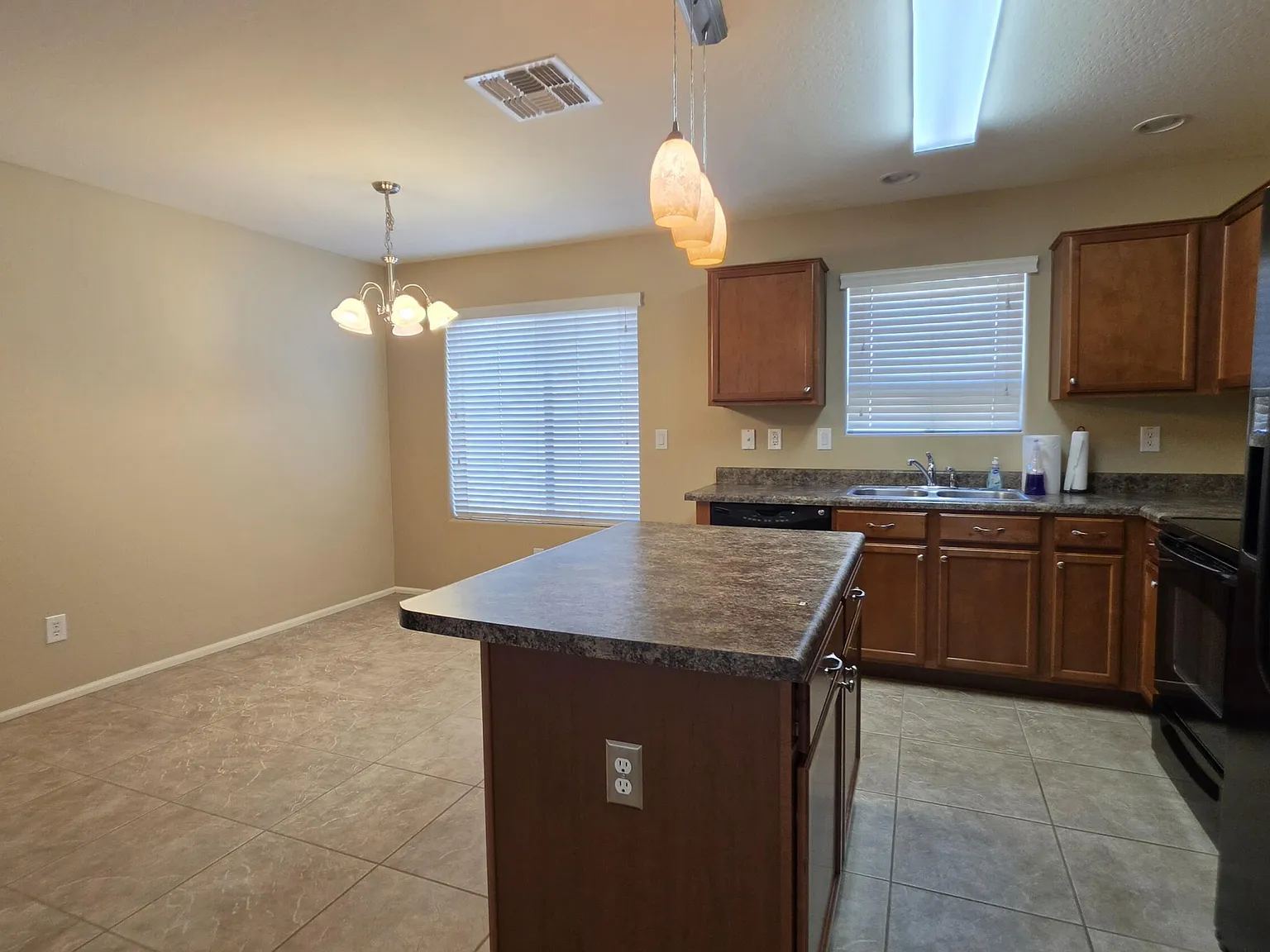 3 bed, 2.0 bath, 1466 sqft, $1,595 — Photo 4