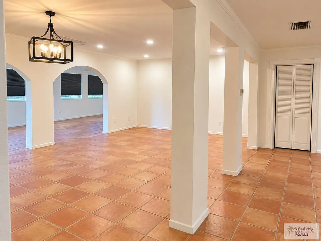 3 bed, 3.0 bath, 2780 sqft, $2,500 — Photo 4