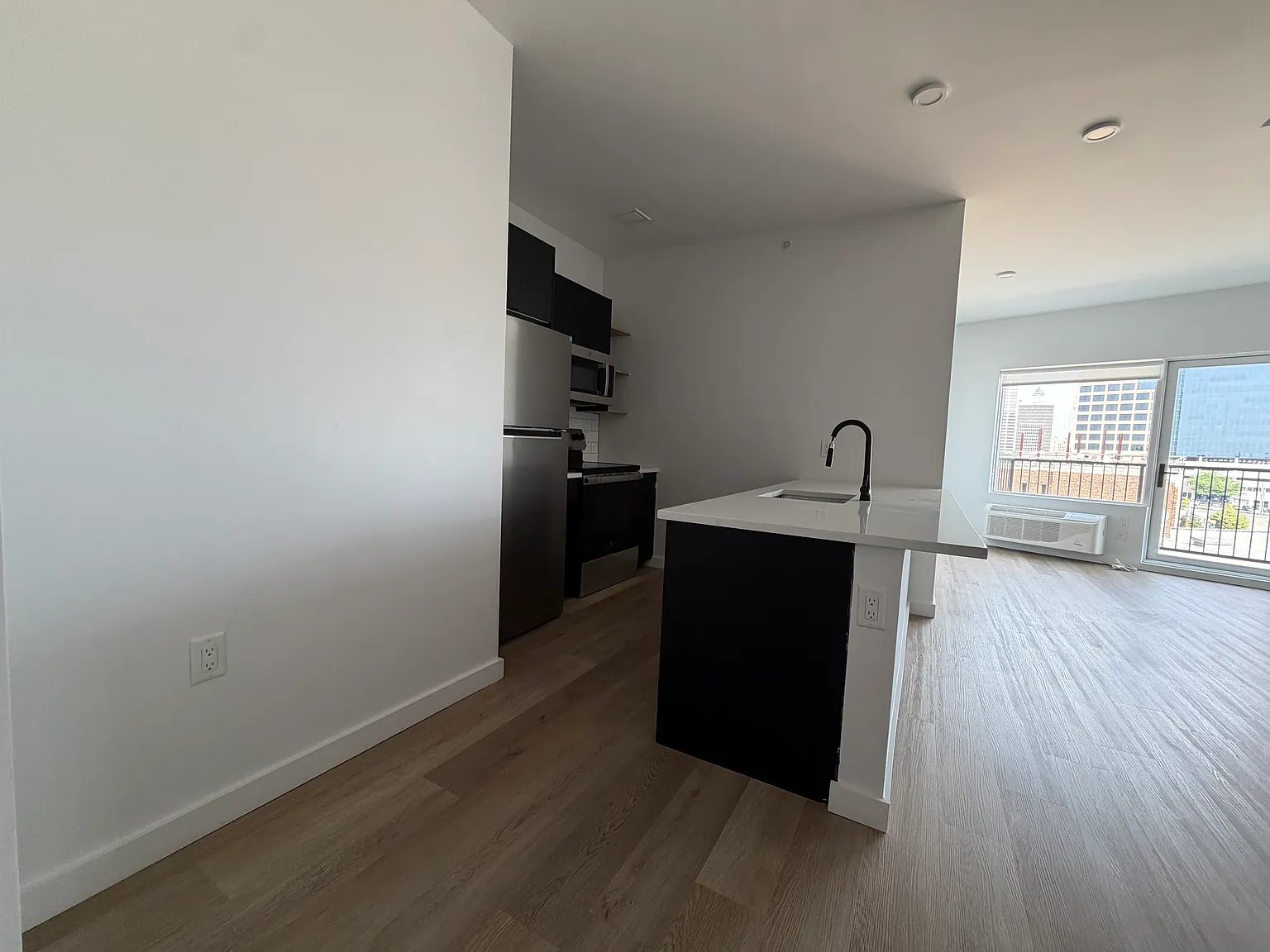 2 bed, 800 sqft, $3,400 — Photo 1