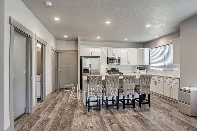 4 bed, 3.5 bath, 1966 sqft, $2,150 — Photo 4