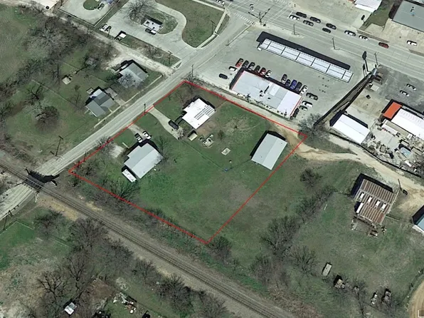 105 N Mill St, Bowie, TX 76230