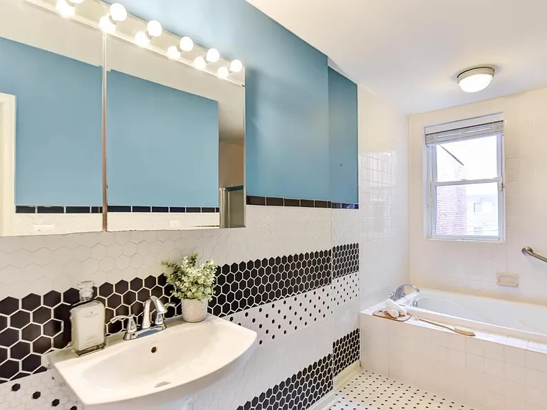En suite bathroom for bedroom 1