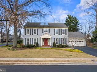 3216 Nestlewood Dr, Herndon, VA 20171