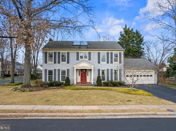 3216 Nestlewood Dr, Herndon, VA 20171