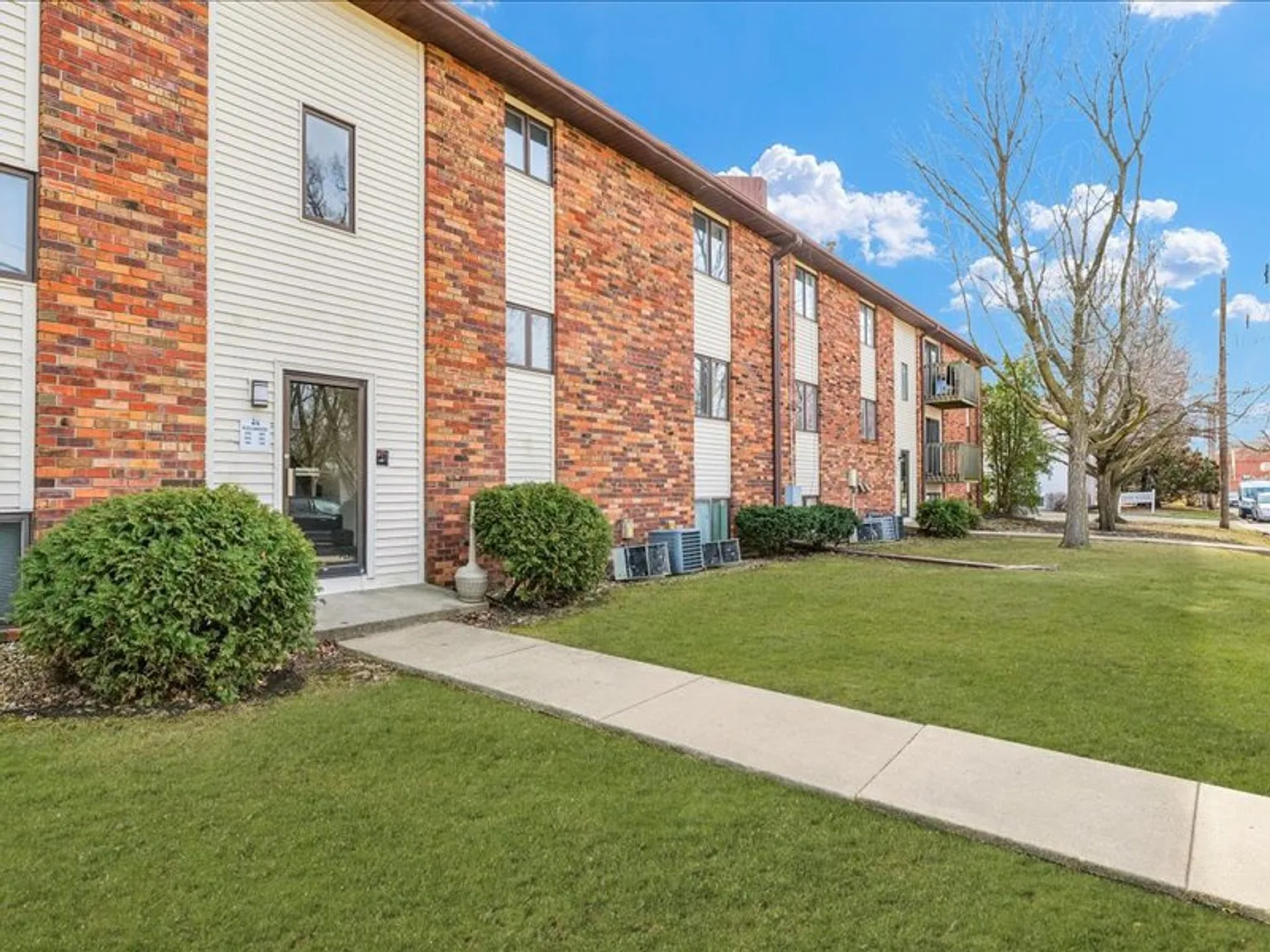 8 Ross — Photo 2