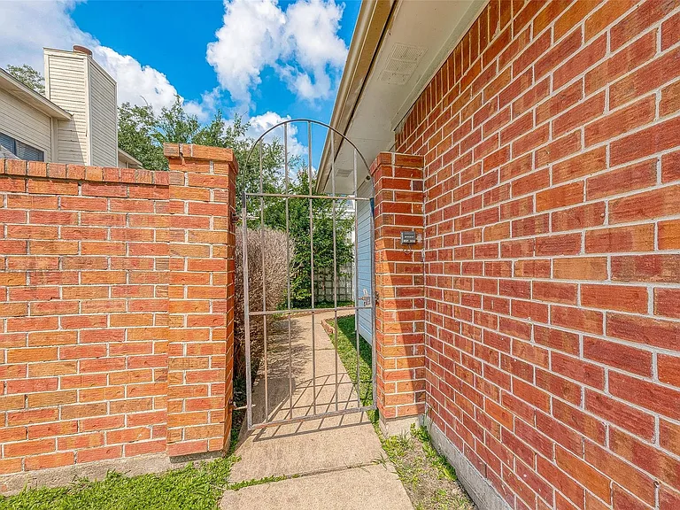 9310 Corner Oaks Ln — Photo 5
