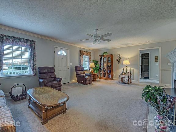 4th image of 2458 Glenridge Dr