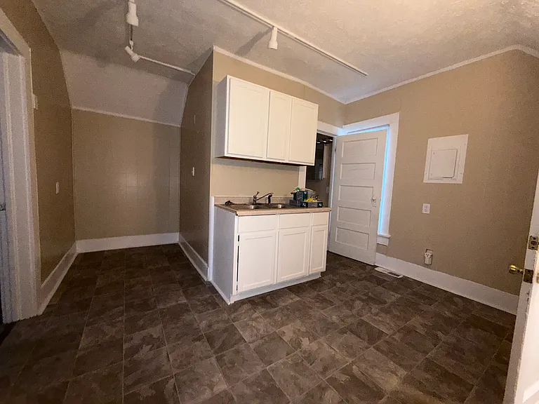 233 E Broadway St #C — Photo 3
