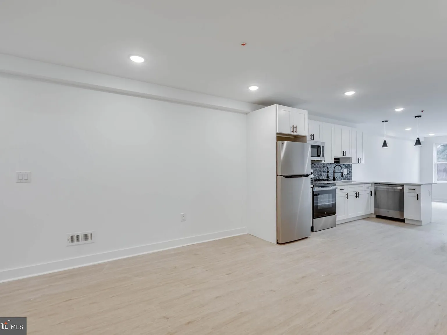 3 bed, 3.0 bath, $1,800 — Photo 4