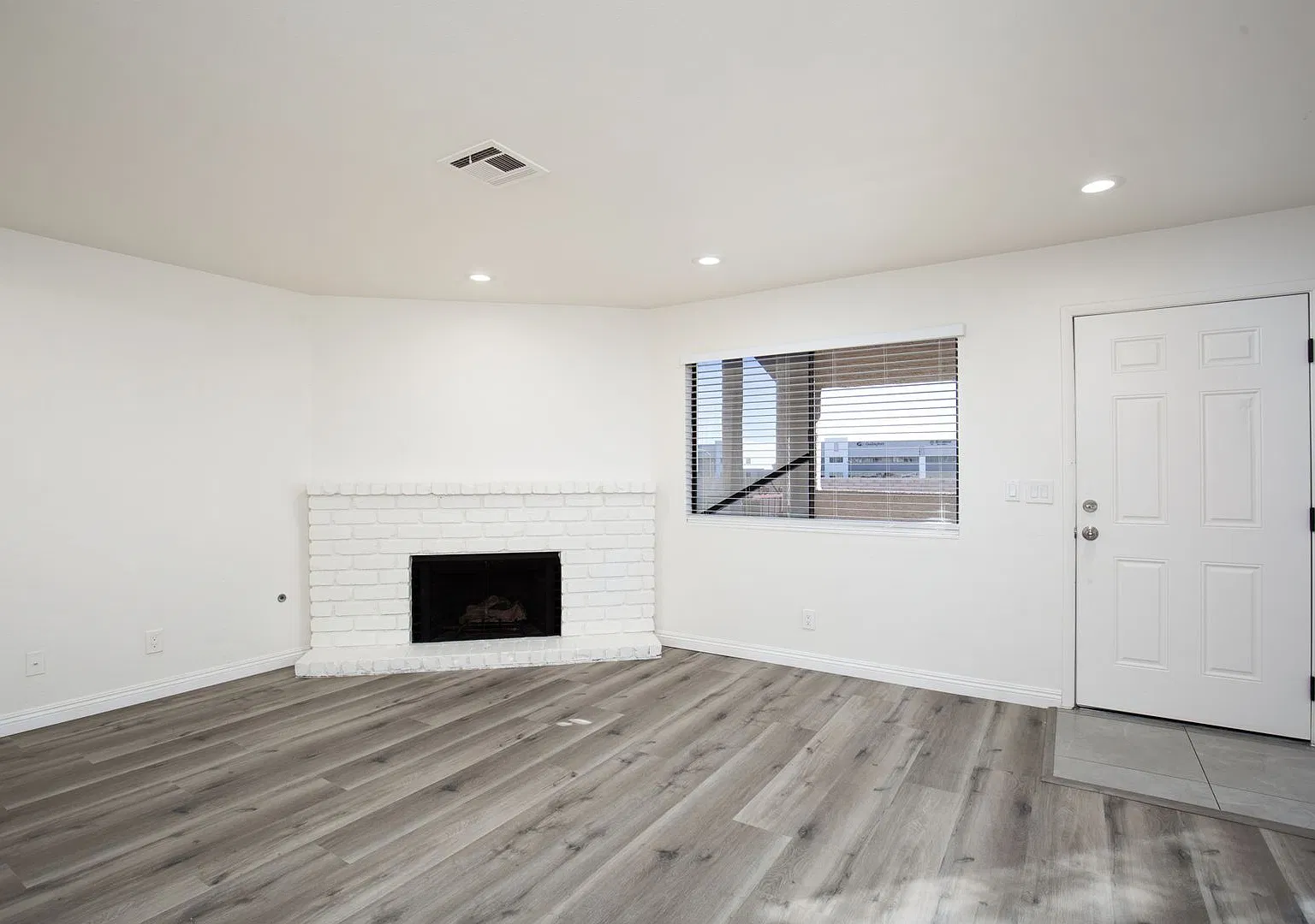 Completely remodeled 2nd floor unit near Summerlin — Photo 4