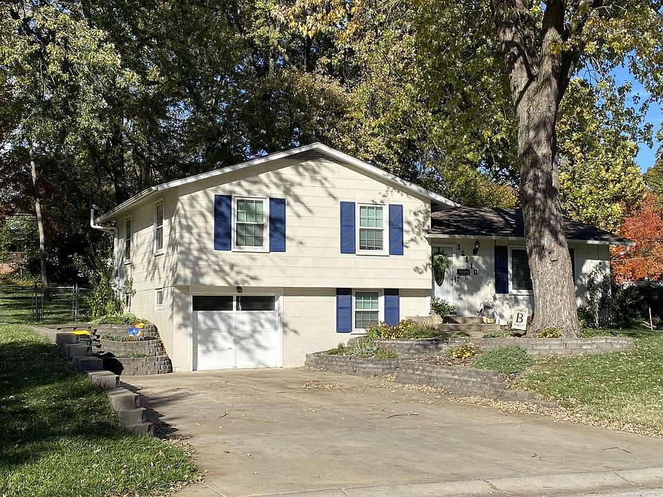 Front of home with 1-car garage and double driveway