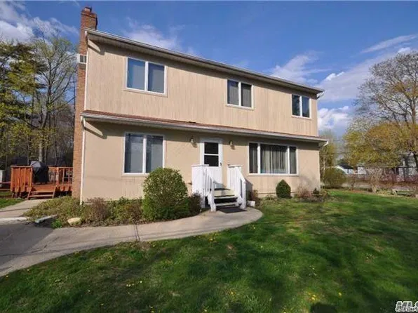 18 Larsen Avenue, Smithtown, NY 11787