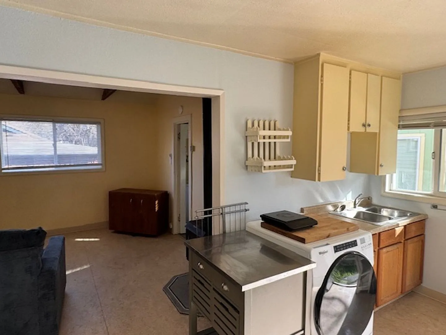 Studio In Ashland/ Partially Furnished — Photo 4