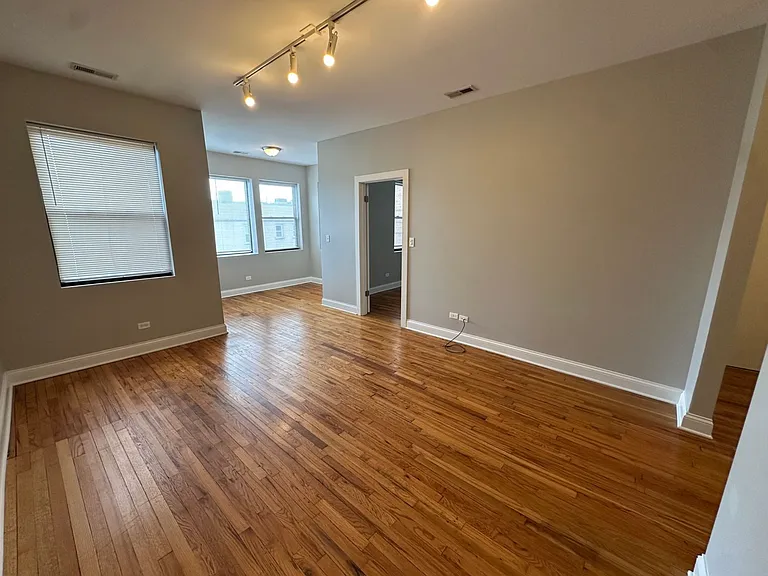 3216 W Argyle St #3 — Photo 1
