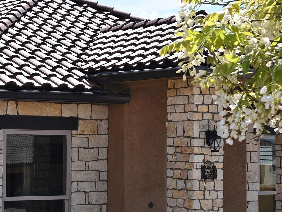 A separate 1 bed/1.5 bath newly built house in a gated golf course community. Zero yard maintenance as gardener is included. Fenced yard w/2 covered patios.