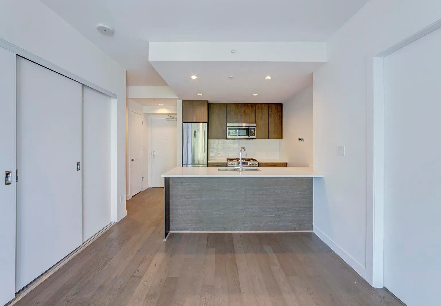 2 bed, 802 sqft, $2,600 — Photo 2