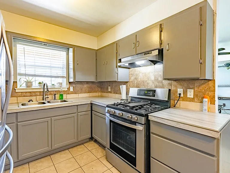 1803 S Allen Ave — Photo 3