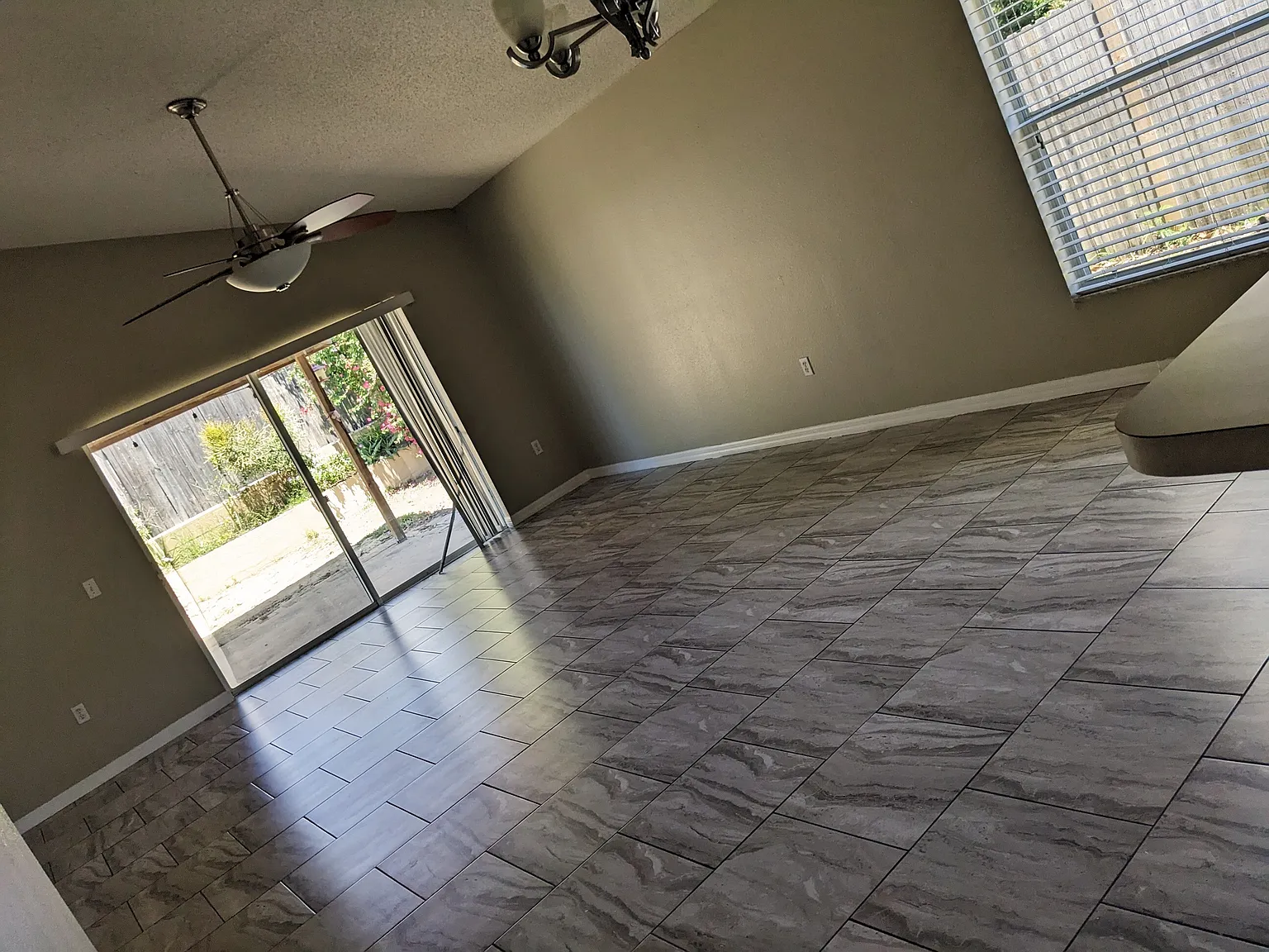 r51-246 Queen Mary Drive - 1 — Photo 3