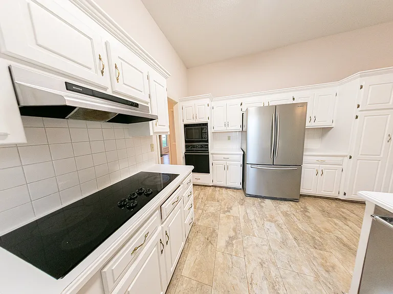 618 Chaucer Ln — Photo 7