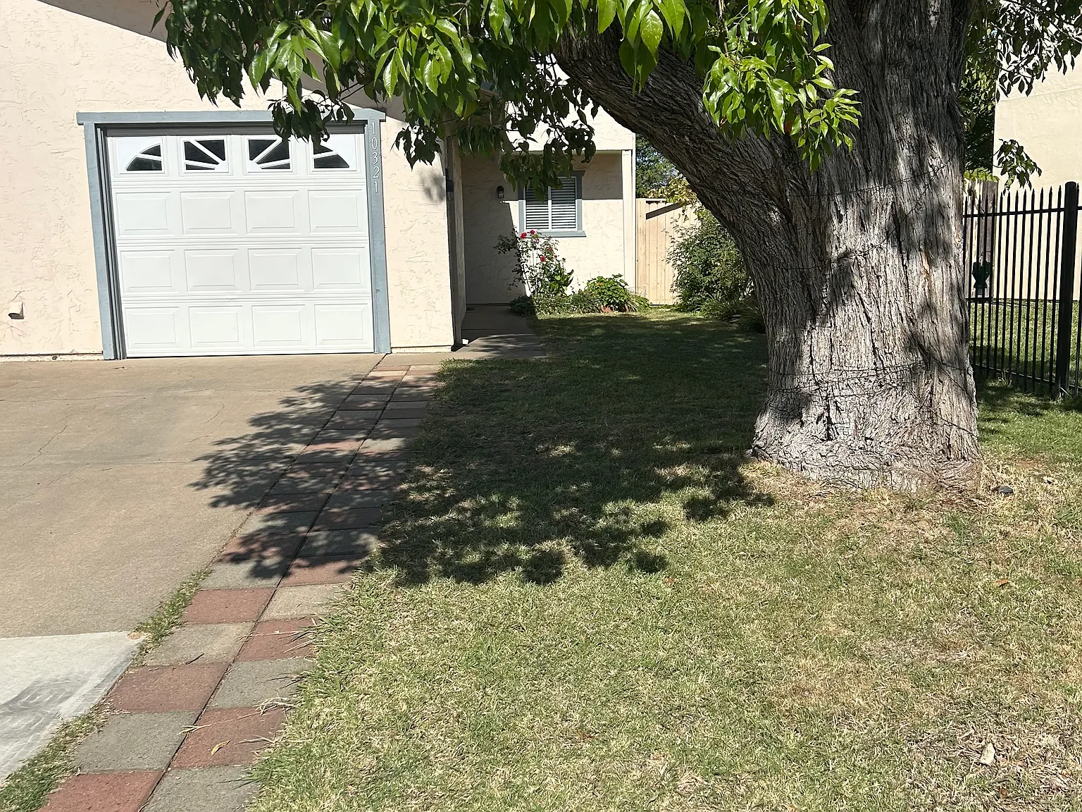 3 bed, 1.5 bath, 1067 sqft, $2,600 — Photo 2