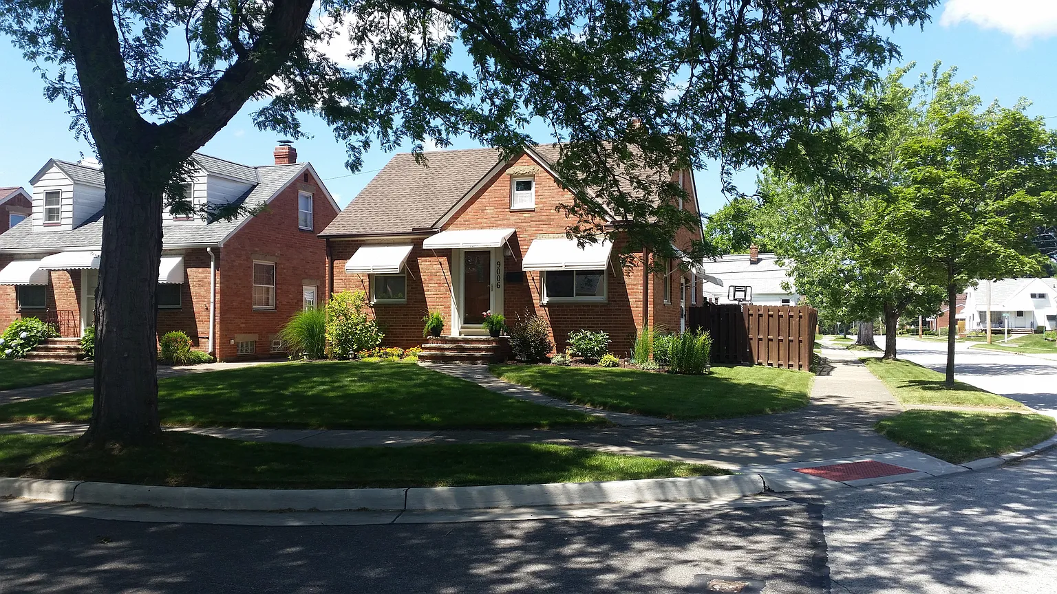 9006 Morton Ave photo 1
