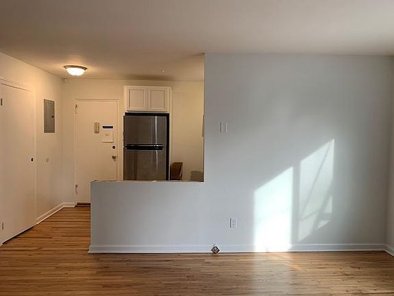 3rd image of 484 Warburton Ave #3