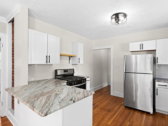 3rd image of 2046 Elbur Ave #Up